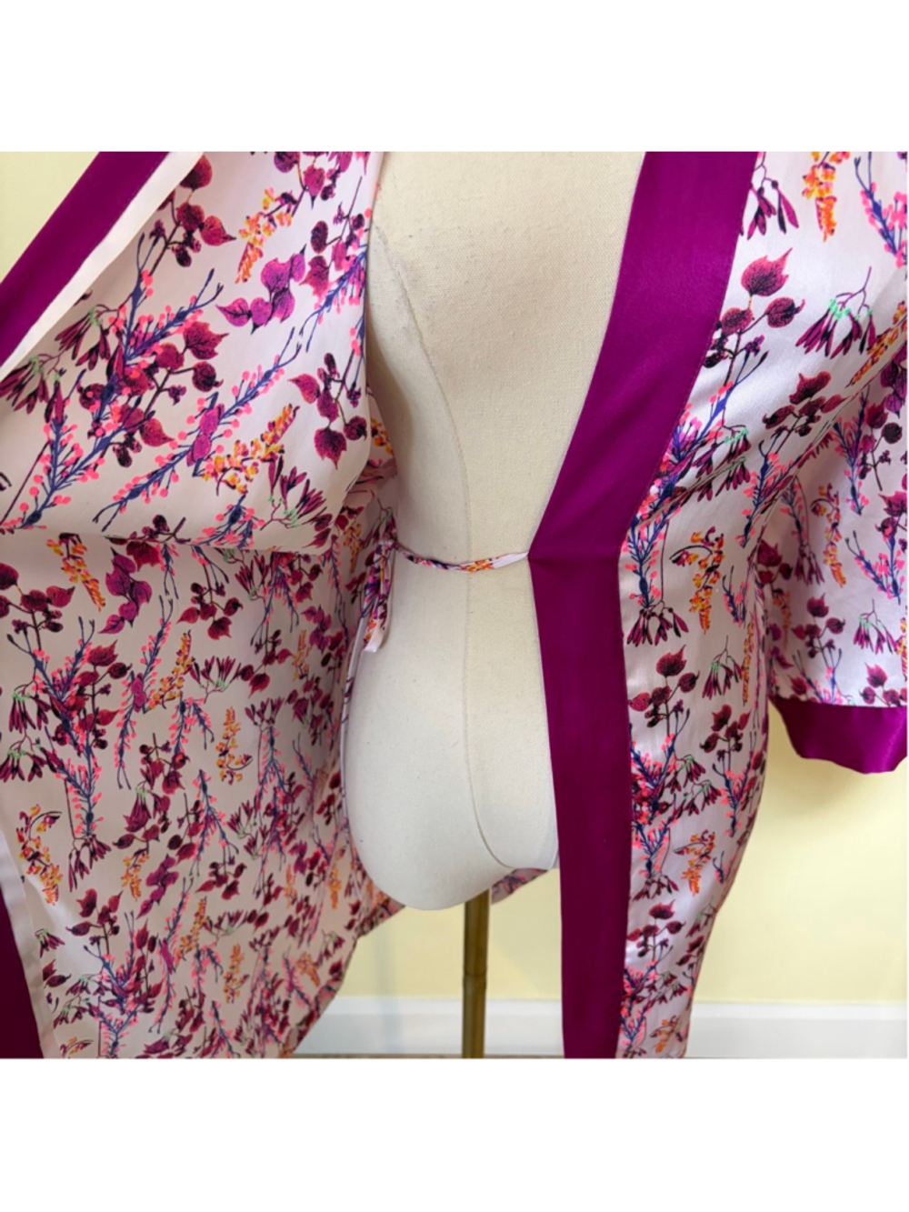 Victoria's Secret Kimono Satin Robe Pink Floral, SZ M - Picture 3 of 9